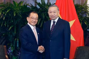Tổng Bí thư, Chủ tịch nước Tô Lâm hội kiến Chủ tịch Quốc hội Singapore Seah Kian Peng. (Ảnh: TTXVN)