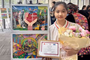 Em Trịnh Yến Nhi cùng tác phẩm đạt giải tư của mình (tranh bên trên).