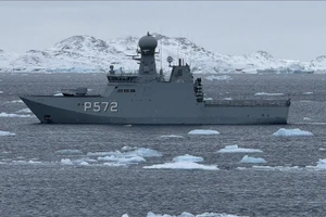 Tàu Hải quân Hoàng gia Đan Mạch tuần tra quanh đảo Greenland ngày 16/3/2025. (Ảnh: AA)