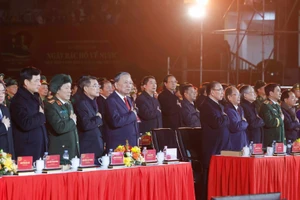 Tổng Bí thư Tô Lâm, các đồng chí lãnh đạo, nguyên lãnh đạo Đảng, Nhà nước tưởng nhớ đến Chủ tịch Hồ Chí Minh tại Cầu truyền hình "Hai tay xây dựng một sơn hà”, điểm cầu Cao Bằng. (Ảnh: Thống Nhất/TTXVN)