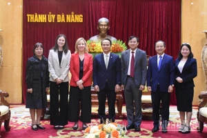 Các đại biểu chụp ảnh lưu niệm tại buổi tiếp.