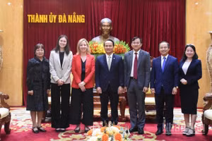 Các đại biểu chụp ảnh lưu niệm tại buổi tiếp.