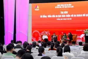 Các đại biểu khách mời chia sẻ về sản phẩm du lịch mới phục vụ thị trường khách HồI giáo. (Ảnh: ANH ĐÀO)