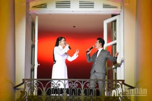 Ca khúc Giai điệu tổ quốc, sáng tác Trần Tiến; Biểu diễn: Nghệ sĩ Ưu tú Quang Hào, ca sĩ Đinh Trang, Violin Trịnh Minh Hiền, hợp xướng và dàn nhạc. (Ảnh: ANH ĐÀO)