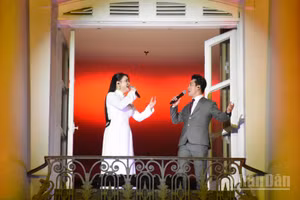 Ca khúc Giai điệu tổ quốc, sáng tác Trần Tiến; Biểu diễn: Nghệ sĩ Ưu tú Quang Hào, ca sĩ Đinh Trang, Violin Trịnh Minh Hiền, hợp xướng và dàn nhạc. (Ảnh: ANH ĐÀO)