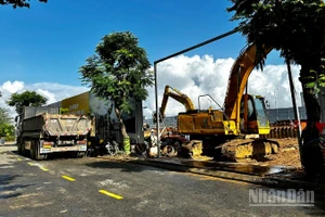 Người dân phường Hòa Xuân phản ánh công trình thi công gây tiếng ồn, rung lắc nhà. (Ảnh: ANH ĐÀO)