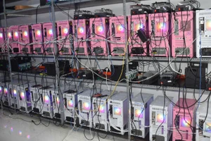 Hệ thống máy móc tại phòng điều khiển trung tâm của các đối tượng sử dụng để vận hành cho thuê tài khoản. (Ảnh: Công an cung cấp)