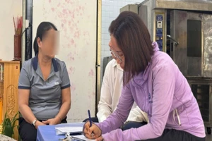 Lực lượng chức năng phường An Hải làm việc với cửa hàng bánh mì, nơi xảy ra vụ việc. (Ảnh: AD)