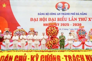 Thượng tướng Nguyễn Văn Long, Thứ trưởng Công an tặng hoa chúc mừng Đại hội. (Ảnh: MV)