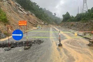 Nhiều tuyến đường trọng yếu tại các xã miền núi Đà Nẵng bị sạt lở, chia cắt do mưa lũ.