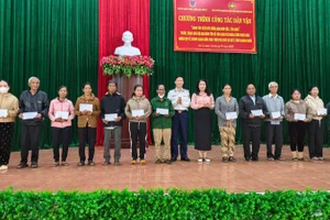 Đoàn công tác thăm, tặng quà đồng bào dân tộc, tôn giáo tỉnh Quảng Ngãi nhân dịp Giáng sinh.