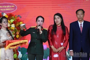 Những kỷ vật kháng chiến mang nhiều kỷ niệm với thân nhân, gia đình đã được hiến tặng Bảo tàng Quân khu 5 trong niềm xúc động. (Ảnh: ANH ĐÀO)