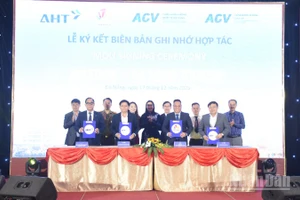 Sở Văn hóa, Thể thao và Du lịch Đà Nẵng ký kết biên bản với các đơn vị hàng không. (Ảnh: ANH ĐÀO)