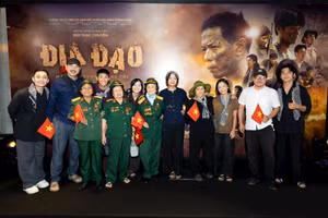 Đạo diễn Bùi Thạc Chuyên (thứ hai, từ bên trái) giao lưu với các cựu chiến binh và khán giả trong chương trình giới thiệu phim Địa đạo: Mặt trời trong bóng tối. (Nguồn GALAXY) 