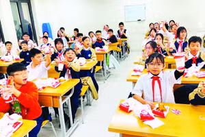 Một buổi liên hoan tại lớp của các em học sinh trường Trung học cơ sở Thạch Bàn (phường Long Biên, Hà Nội).