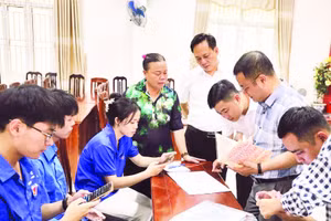 Lãnh đạo Ủy ban nhân dân xã Tam Hưng kiểm tra, đôn đốc công tác làm sạch dữ liệu đất đai trên địa bàn (Ảnh NGỌC ÁNH)