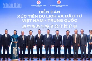 Đại sứ Phạm Thanh Bình, Tổng Thư ký ACC Sử Trung Tuấn và các đại biểu chụp ảnh lưu niệm.