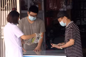 Cán bộ y tế tích cực tuyên truyền cho người dân biện pháp phòng dịch bệnh sau bão. (Ảnh: Thúy Quỳnh)