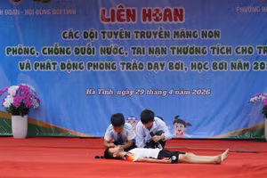 Trước khi kết thúc năm học, nhiều trường học đã kết hợp với Đoàn Thanh niên tổ chức tuyên truyền các kỹ năng phòng, chống đuối nước cho học sinh. Nguồn: Đoàn Thanh niên