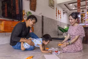 Bên cạnh gia đình luôn là khoảng thời gian chất lượng để vun trồng một thế hệ hạnh phúc. Ảnh: UNICEF Việt Nam