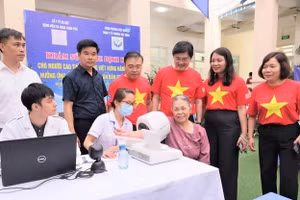 Người cao tuổi phường Việt Hưng được các y, bác sĩ thăm khám sức khỏe trong Ngày Sức khỏe toàn dân do thành phố Hà Nội tổ chức gần đây. Nguồn: Cổng Thông tin điện tử thành phố Hà Nội