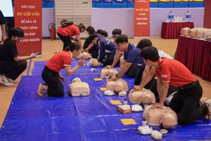 Góc tập huấn sơ cứu - Góc “đắt hàng” nhất trong khuôn khổ Lễ phát động Tháng Nhân đạo năm 2026 cấp quốc gia tại Cung Thể thao Quần Ngựa (Hà Nội).