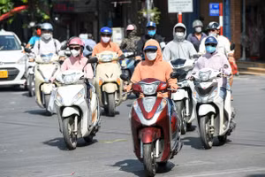 Người dân cần hạn chế hoạt động ngoài trời trong khung giờ nắng đỉnh điểm từ 11 giờ -15 giờ. Ảnh: Thành Đạt