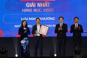 Phó Thủ tướng Chính phủ Mai Văn Chính trao Giải Nhất hạng mục video cho Lưu Minh Khương với tác phẩm “Những nụ cười hạnh phúc”.