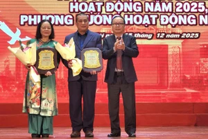 Nhà văn Nguyễn Xuân Tuấn (đứng giữa) và đại diện ủy quyền nhà văn Bành Thanh Bần (ngoài cùng bên trái) được trao giải thưởng Cống hiến sau nhiều đóng góp cho sự phát triển của văn học Thủ đô.