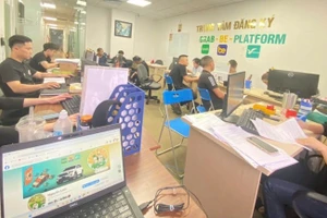 Hợp tác xã vận tải Hợp Tiến hỗ trợ tài xế đăng ký dịch vụ chạy xe công nghệ.