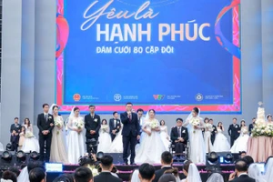 Điểm nhấn đặc biệt của chương trình là lễ cưới tập thể của 80 cặp đôi, mang ý nghĩa biểu tượng cho 80 năm Độc lập-Tự do-Hạnh phúc của dân tộc.