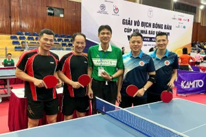 Đoàn vận động viên Báo Nhân Dân và Đoàn vận động viên của Báo Công an nhân dân, Báo Quân đội nhân dân giao lưu sau trận đấu tại vòng bảng.