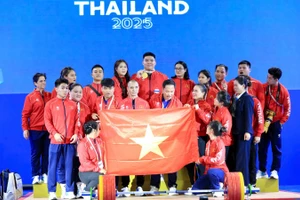 Ban Huấn luyện và các đồng đội tại đội tuyển Cử tạ Việt Nam chia vui với lực sĩ Trần Đình Thắng.