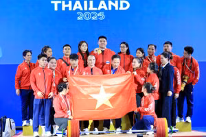 Ban Huấn luyện và các đồng đội tại đội tuyển Cử tạ Việt Nam chia vui với lực sĩ Trần Đình Thắng.