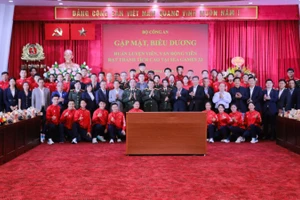 Các đồng chí lãnh đạo Bộ Công an và lãnh đạo Bộ Văn hóa, Thể thao và Du lịch chụp ảnh lưu niệm với các huấn luyện viên, vận động viên của Thể thao Công an nhân dân.