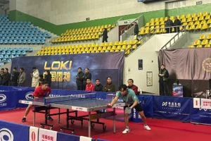 Vận động viên Nguyễn Anh Tú (áo đỏ) trong chuyến tập huấn tại Trung Quốc vừa qua cùng đội tuyển bóng bàn Việt Nam.