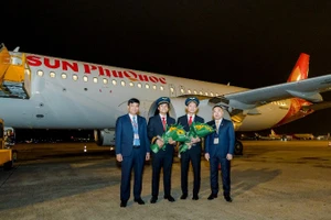 Ông Phạm Toàn Vượng, Thành viên HĐTV, Tổng Giám đốc Agribank cùng lãnh đạo Sun Group và đại diện Công ty TNHH Hàng không Mặt trời Phú Quốc tặng hoa cơ trưởng và cơ phó tàu bay.