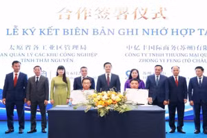 Lãnh đạo Ban Quản lý các khu công nghiệp tỉnh Thái Nguyên ký biên bản ghi nhớ hợp tác với Tập đoàn Zhong Yi Feng (Trung Quốc).