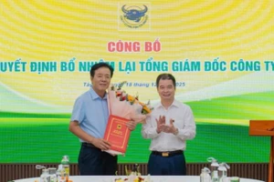 Ông Nguyễn Văn Thiệu - Chủ tịch Hội đồng quản trị trao Quyết định bổ nhiệm lại Tổng Giám độc Ngô Văn Đông.
