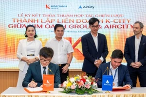Đại diện Kim Oanh Group và AirCIty thực hiện nghi thức ký kết thỏa thuận hợp tác chiến lược thành lập K-City