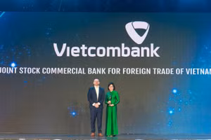 Bà Tô Thị Phương Dung - Trưởng Phòng Chính sách & Kế hoạch nhân sự đại diện Vietcombank nhận cúp "Harmonia" từ Ban tổ chức.