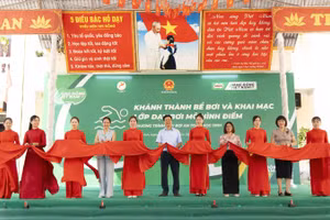 Các đại biểu cắt băng khánh thành bể bơi tại sự kiện.