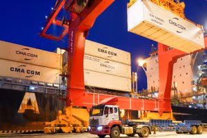 Container lạnh được xếp lên tàu an toàn, nhanh chóng, bảo đảm tiến độ.