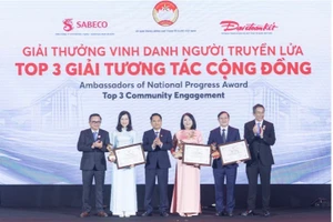 Đại điện Sabeco và Báo Đại Đoàn Kết trao giải Top 3 tương tác cộng đồng.