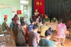 Cán bộ Ngân hàng Chính sách-Xã hội Điện Biên tuyên truyền và tư vấn mở tài khoản ngân hàng đến chủ rừng trên địa bàn các xã thuộc khu vực huyện Nậm Pồ cũ.