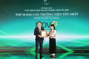 Ông Trần Long - Phó Tổng Giám đốc BIDV đại diện nhận chứng nhận Top 10 Báo cáo thường niên tốt nhất nhóm ngành tài chính.