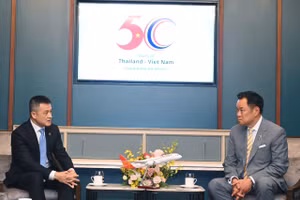 Thủ tướng Thái Lan Anutin Charnvirakul tại buổi gặp gỡ với lãnh đạo Tập đoàn Sun Group.