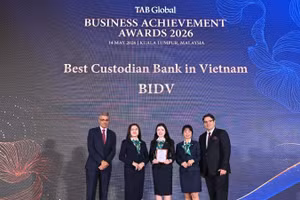 Đại diện BIDV nhận giải thưởng từ TAB