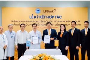 Bệnh viện đa khoa Tây Ninh và LPBank ký kết biên bản bàn giao hệ thống Kiosk y tế thông minh.