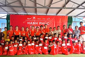 Các em nhỏ nhận quà và học bổng từ chương trình.